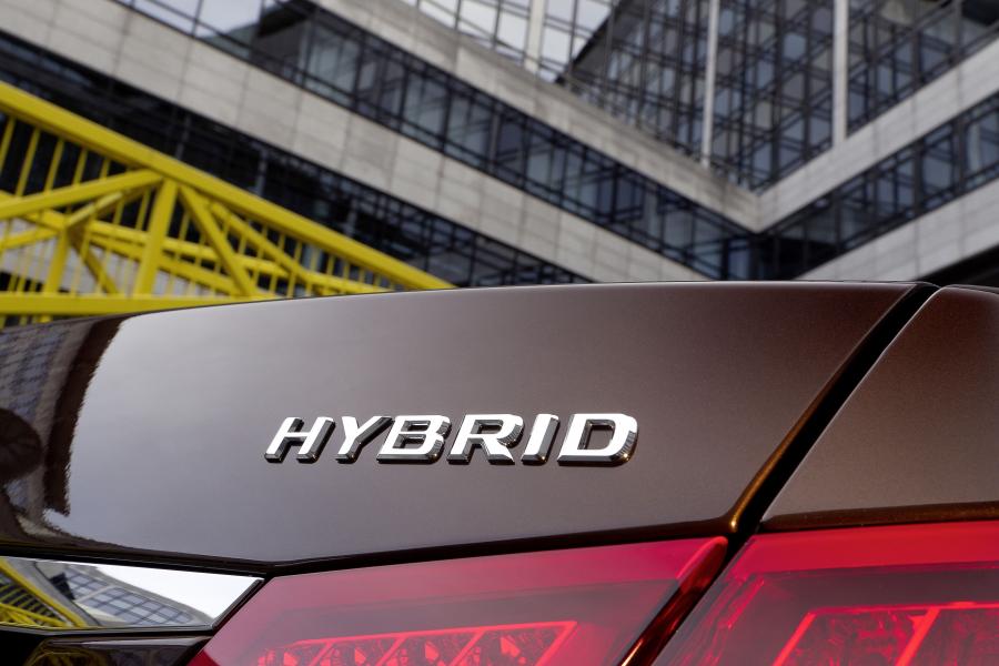  Mercedes-Benz E400 Hybrid 2011 года  (фото 6 из 11)